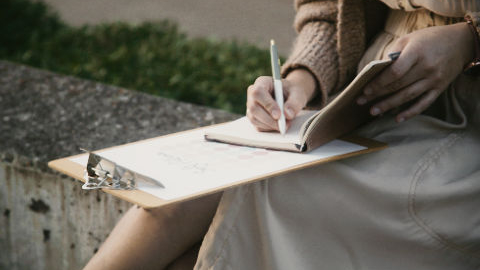 Bild einer Frau mit Klemmbrett