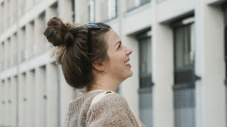 Bild von Mara mit Blick nach rechts oben