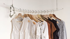 Bild einer Kleiderstange mit Kleidung